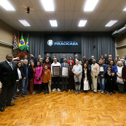 Reunião solene aconteceu na noite de sexta-feira (26), no Salão Nobre da Câmara