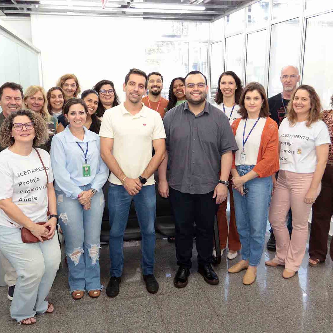 Secretários Gustavo Aguiar e Álvaro Saviani (ao centro) com servidores das pastas de Saúde e Governo