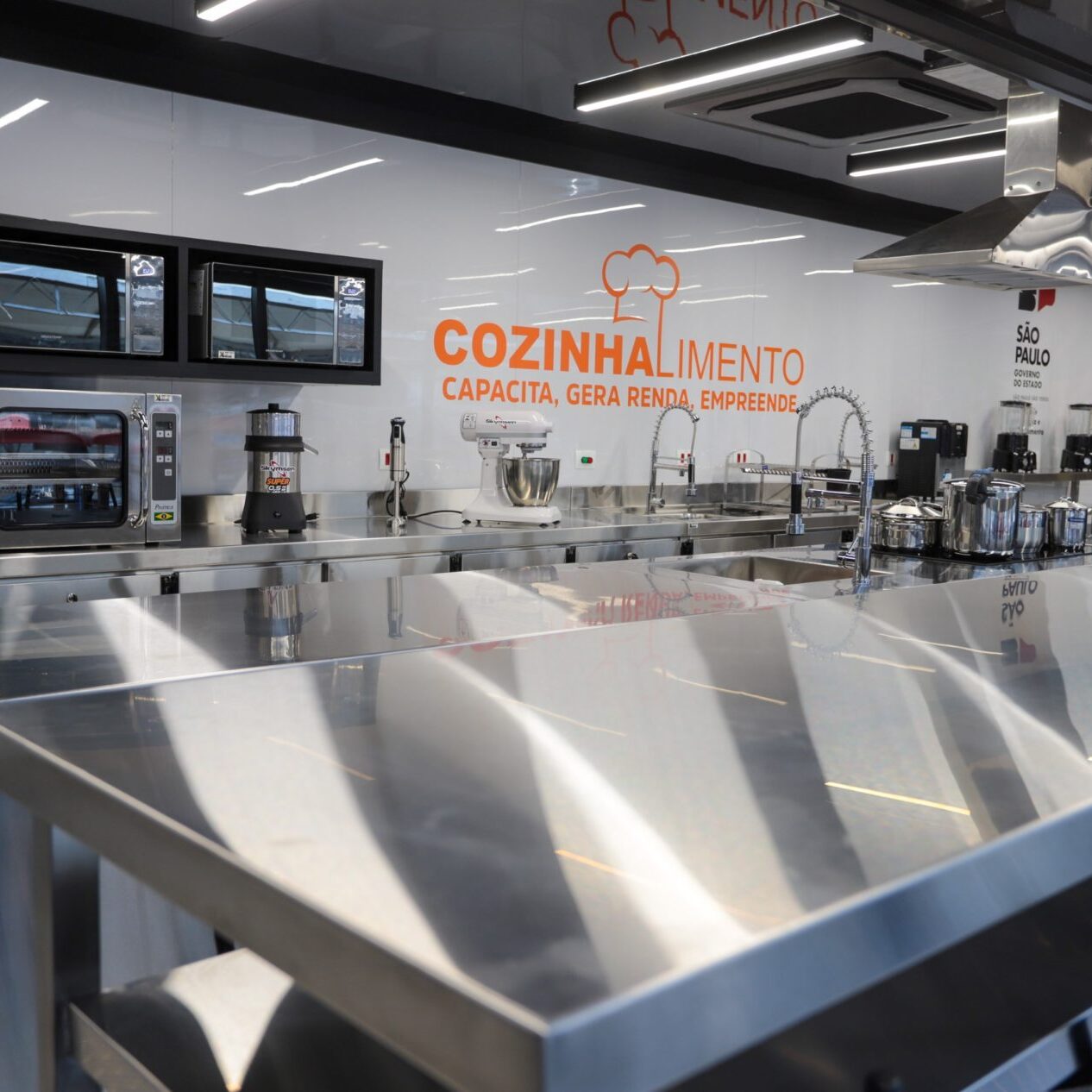 Carreta é equipada com cozinha profissional, para práticas de preparo e manipulação de alimentos. CRÉDITO: Divulgação