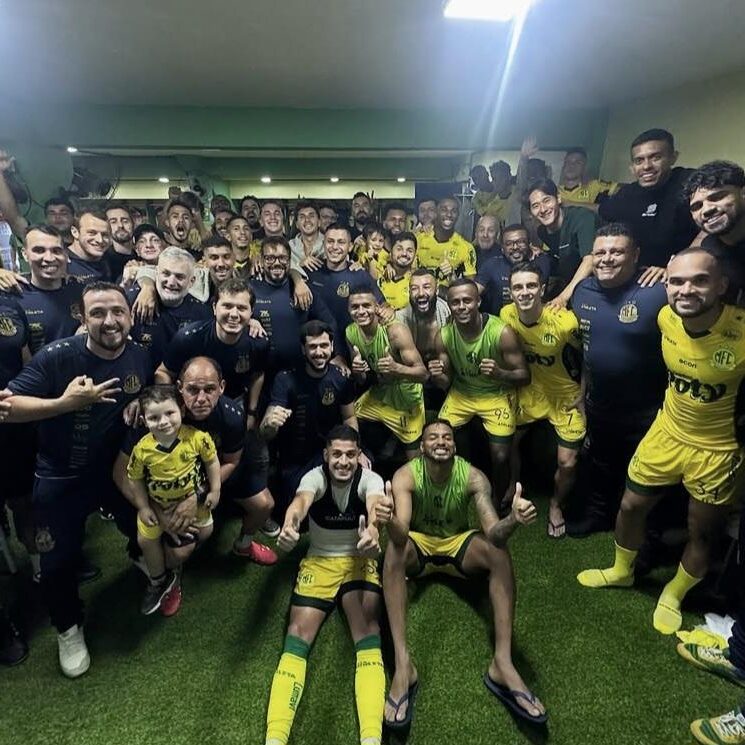 Elenco do Mirassol comemorando mais uma vitória no Maião. CRÉDITO: Divulgação