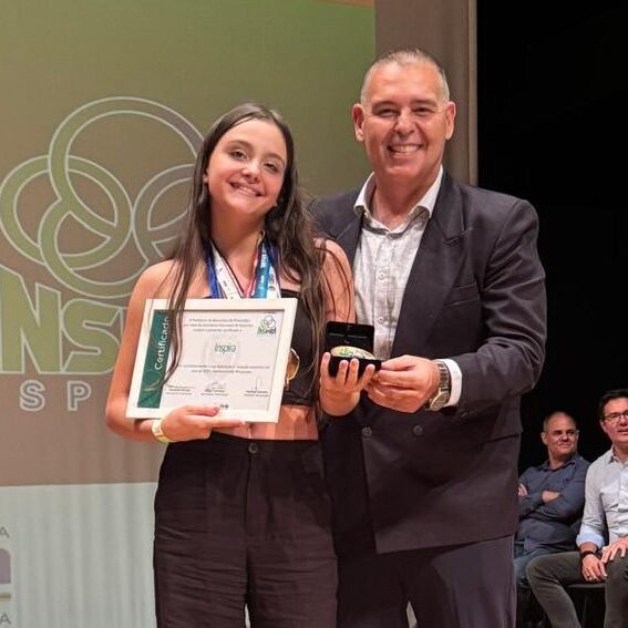 Giovana Santin recebe premiação do secretário Roger Carneiro. Ela ganhou a votação como Atleta da Galera. CRÉDITO: Divulgação