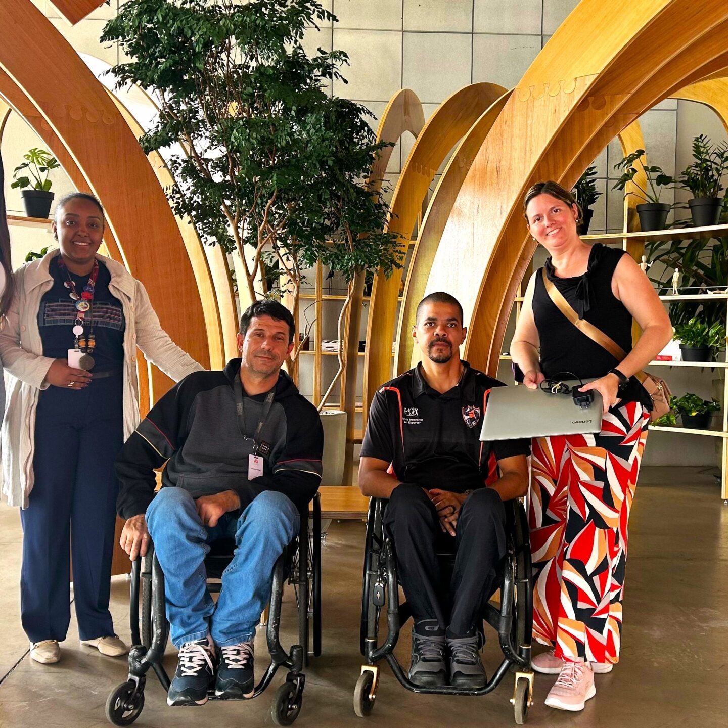 Equipe Pecege entrega equipamento para representantes da Associação dos Amigos e Paratletas de Piracicaba. CRÉDITO: Divulgação