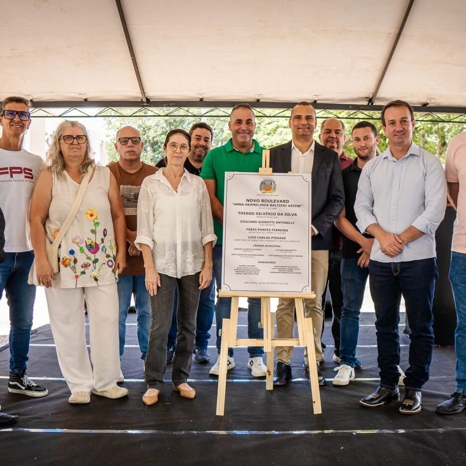 Autoridades políticas, artesãos e familiares de Anna Hermelinda prestigiaram a cerimônia de entrega da revitalização do Boulevard - foto: Tiago Stoco