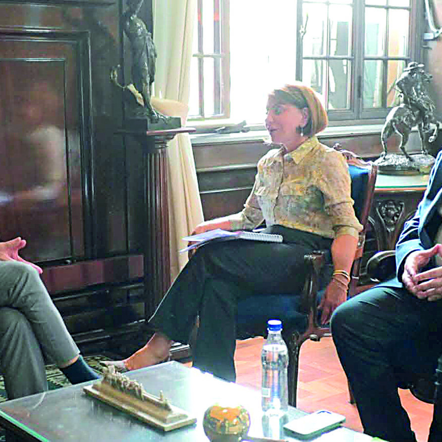 A deputada estadual Professora Bebel e o vereador Lineu Navarro em audiência com o presidente do TJ, desembargador Francisco Eduardo Loureiro