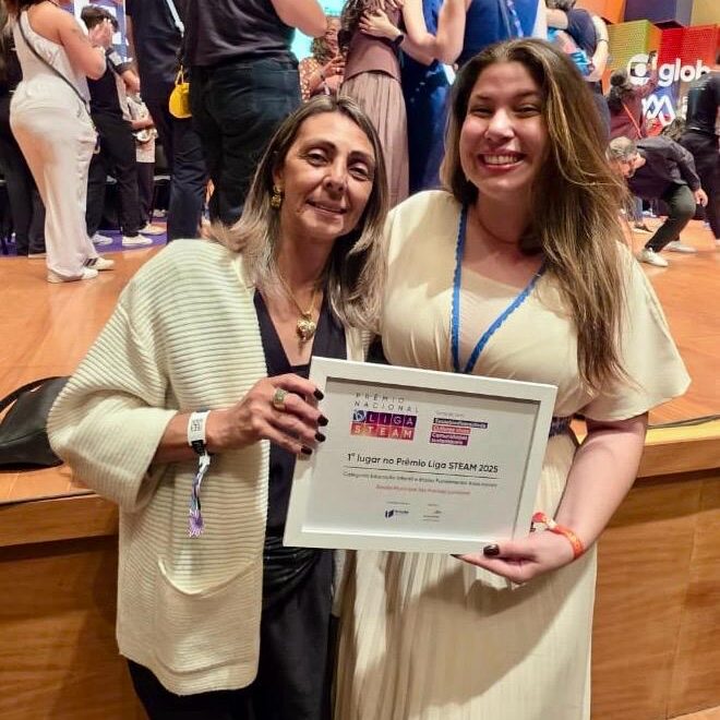 A diretora Alessandra e a professora Letícia durante a premiação