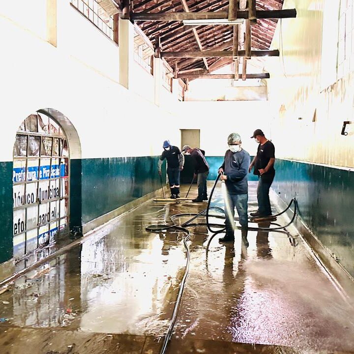 Serviços incluíram a lavagem completa do prédio, com o auxílio de um caminhão-pipa, além da instalação de um novo portão