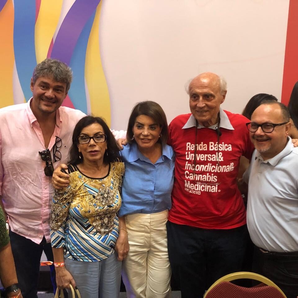 Bebel ao lado do deputado Eduardo Suplicy e de diretores da Apeoesp, do PT e da CUT, nas atividades do partido. Crédito: Divulgação