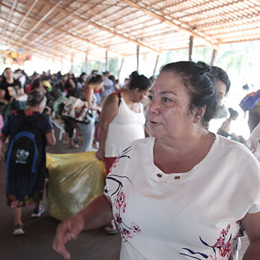  Angela levou para casa itens como um travesseiro, bolsa, sapatos e calças para o filho e uma sobrinha