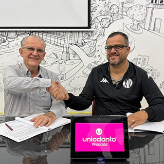 O presidente da Uniodonto Piracicaba, Dr. Cláudio Zambello, e o presidente do XV de Piracicaba, Matheus Bonassi. CRÉDITO: Divulgação