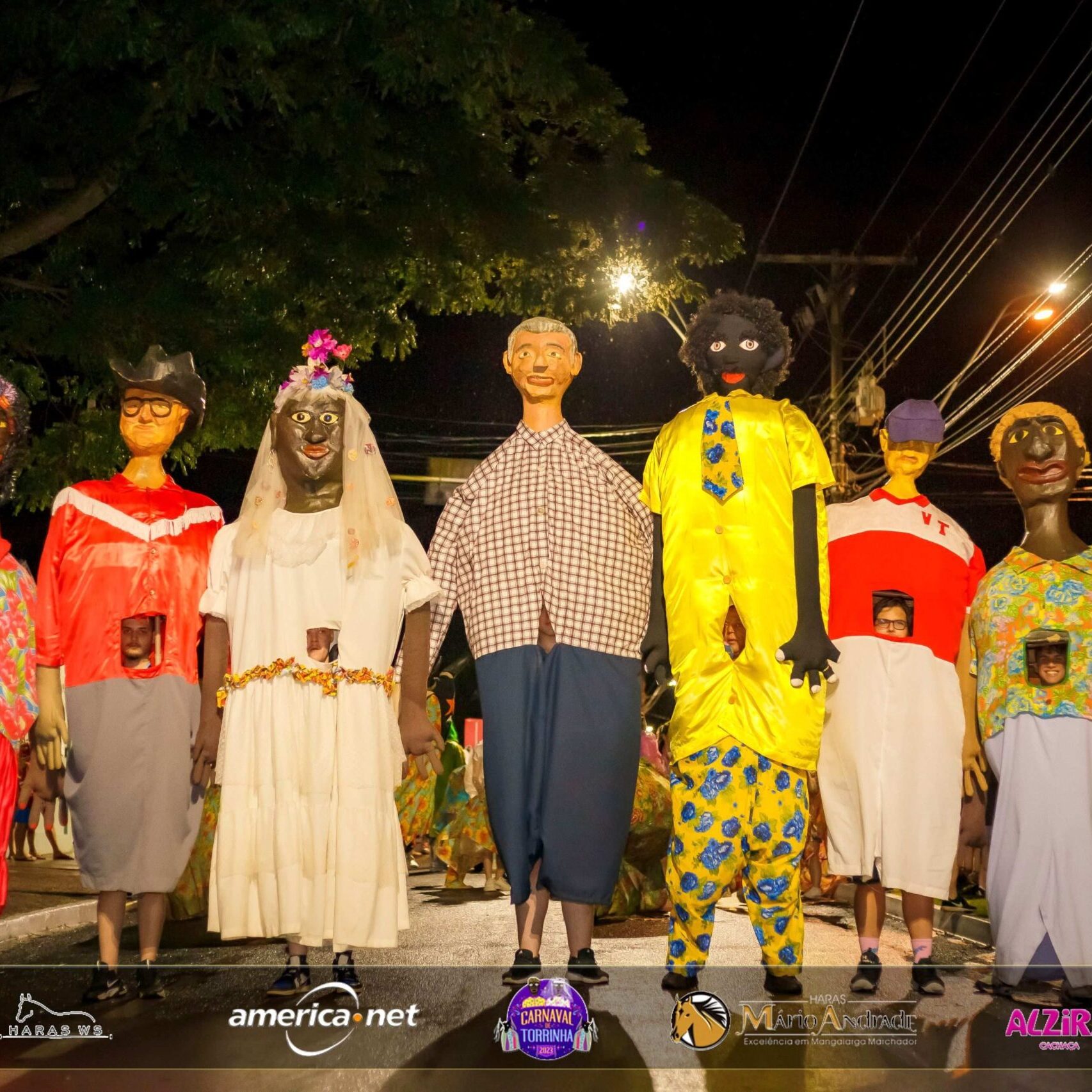 Entre os destaques da mostra estão os bonecões de papel machê, criados por moradores da própria cidade, que representam figuras típicas e caricatas - foto: Divulgação