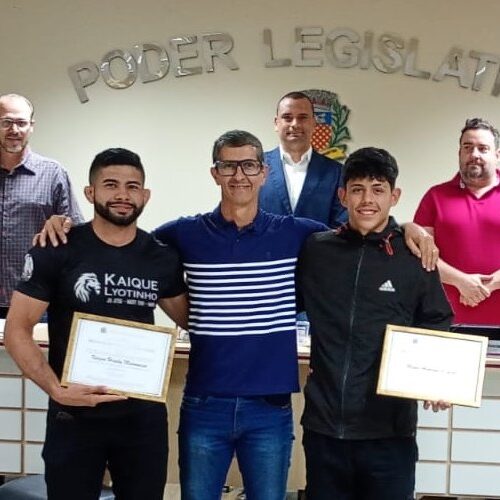 Os atletas Kaique Hideky Matsunaga e Miguel Henrique de Lima receberam moções na Câmara Municipal de São Pedro - Foto: Rodrigo Rainho