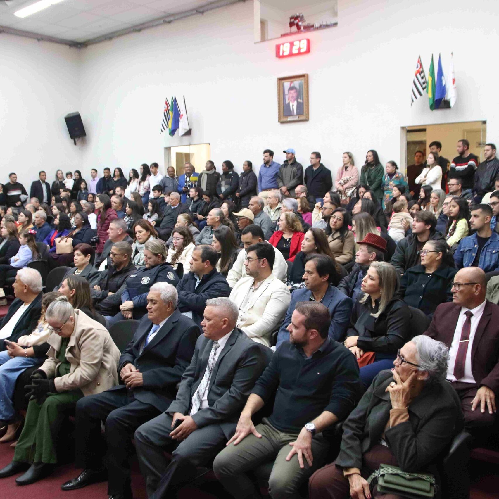08-07-Cidadao (rio)- 1 Com êxito, o evento de entrega dos 19 títulos reuniu mais de 150 pessoas, entre familiares e amigos dos homenageados e munícipes - foto: Juliano Amaral