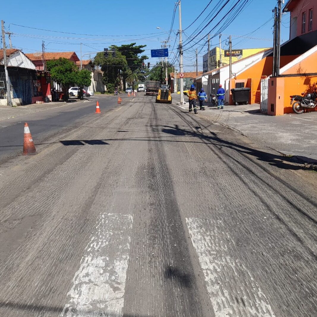Pedro Kawai verifica os serviços de recapeamento na avenida Pompeia
