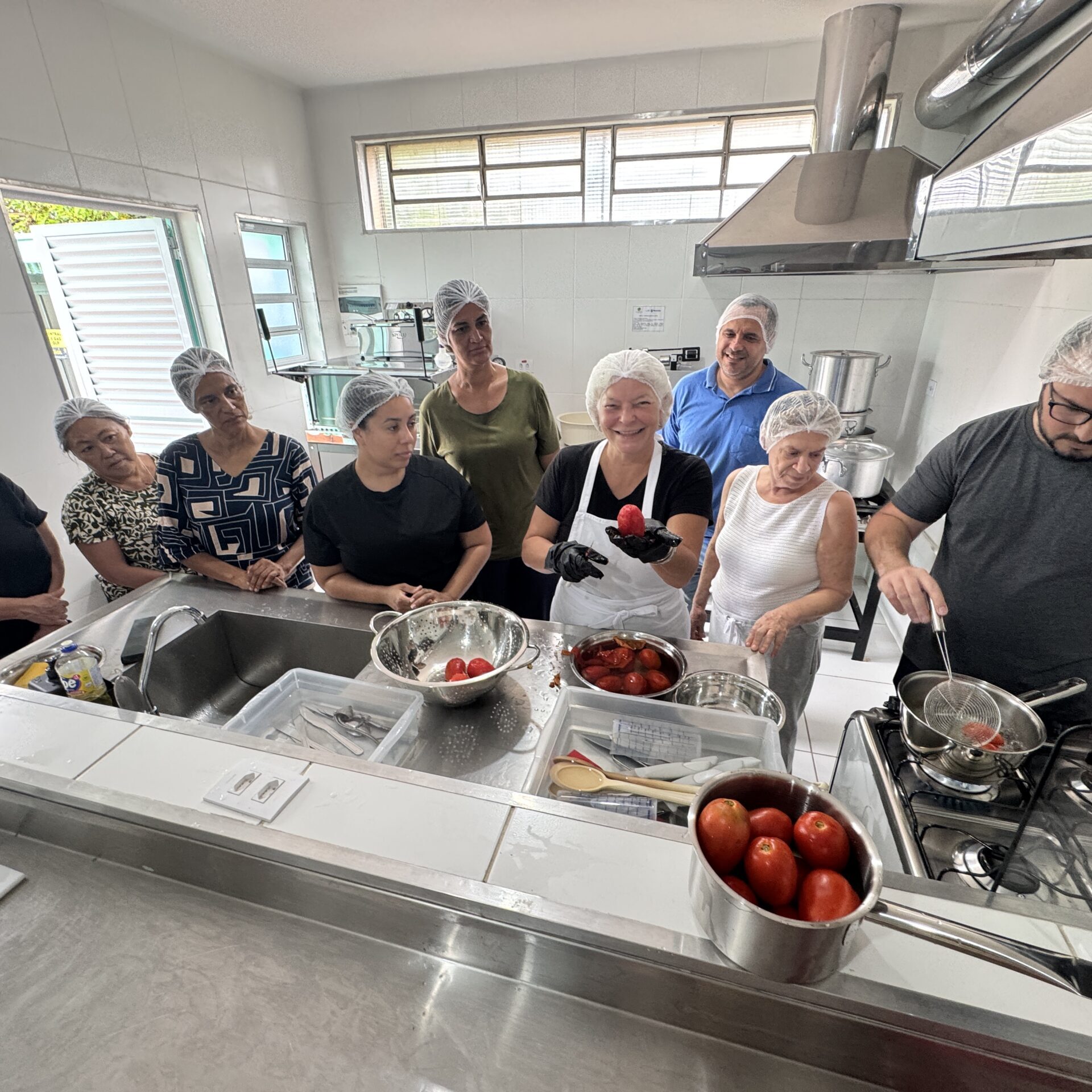 O secretário de Agricultura, Abastecimento e Meio Ambiente, Mauricio Perissinotto – ao fundo, de azul - disse que, para 2026, o objetivo é aumentar o número de cursos oferecidos. CRÉDITO: Divulgação