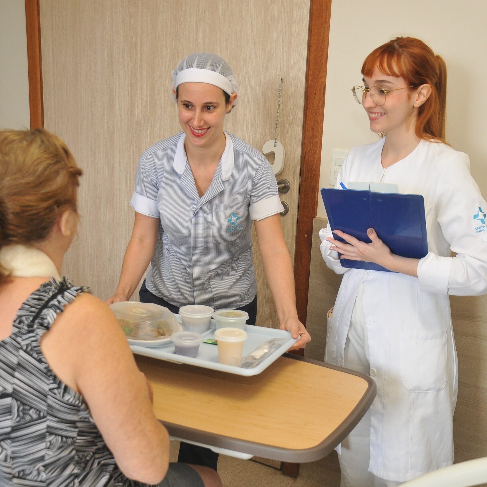 Equipe do SND durante orientação nutricional à paciente. CRÉDITO: Divulgação