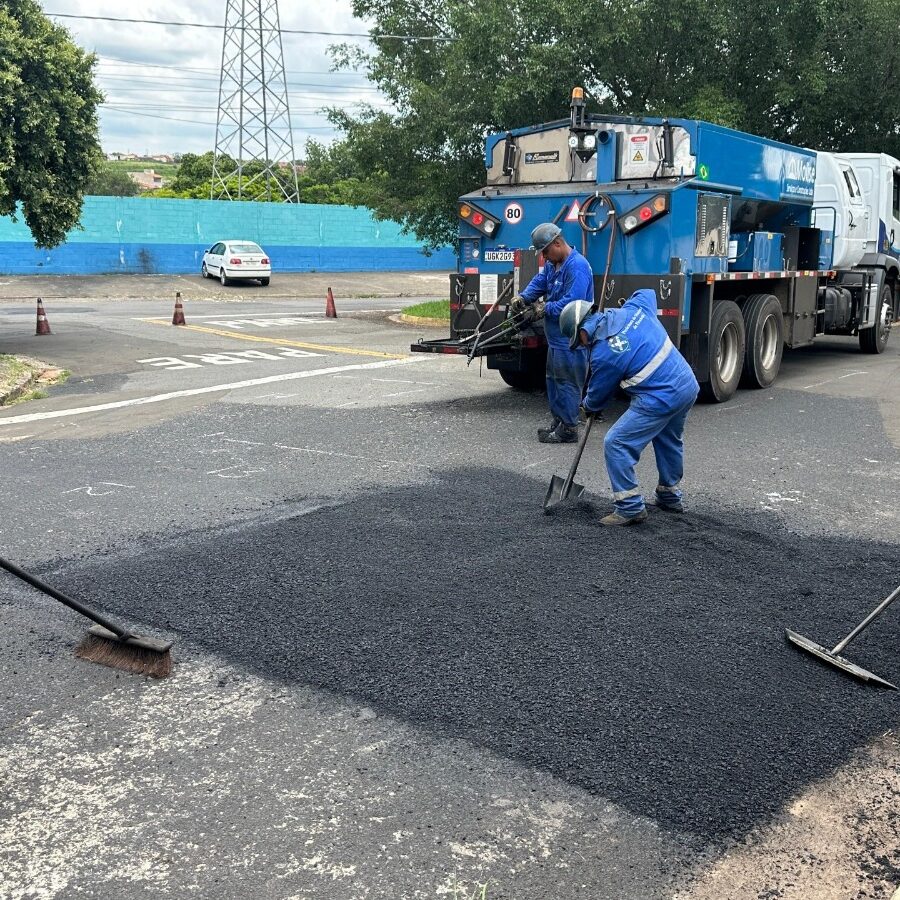 Vinte e três vias localizadas em regiões estratégicas e com prioridade de urgência receberam a operação tapa-buraco