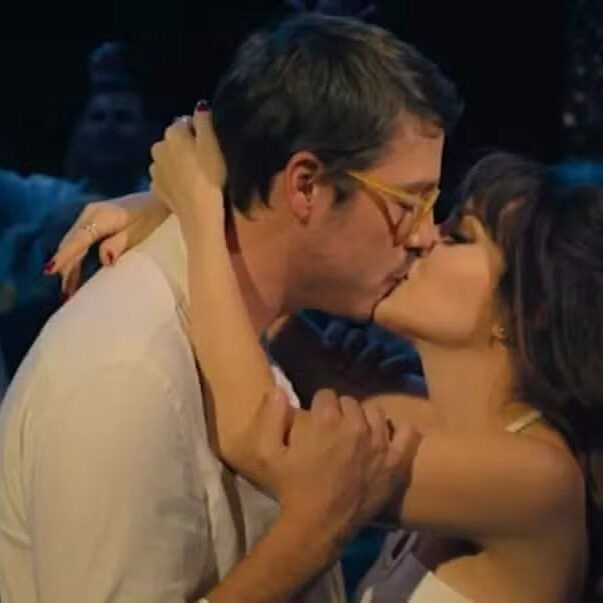 Cena de beijo entre Fabio Porchat e Sandy na comédia romântica Evidências do Amor, inspirada na canção de Chitãozinho & Xororó