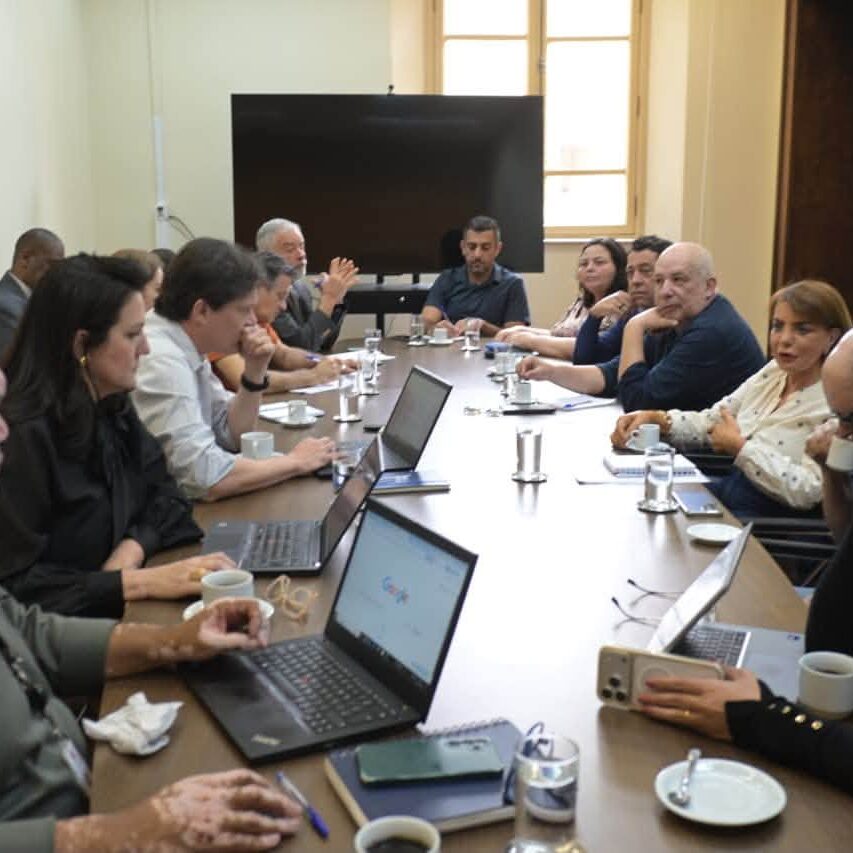 A diretoria da Apeoesp e a deputada Professora Bebel em reunião na Secretaria Estadual da Educação. CRÉDITO: Divulgação