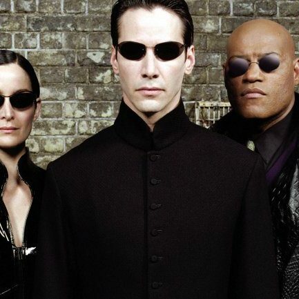 : Vinte e dois anos depois, Carrie-Anne Moss, Keanu Reeves e Laurence Fishburne voltam às telas com o primeiro filme da saga Matrix