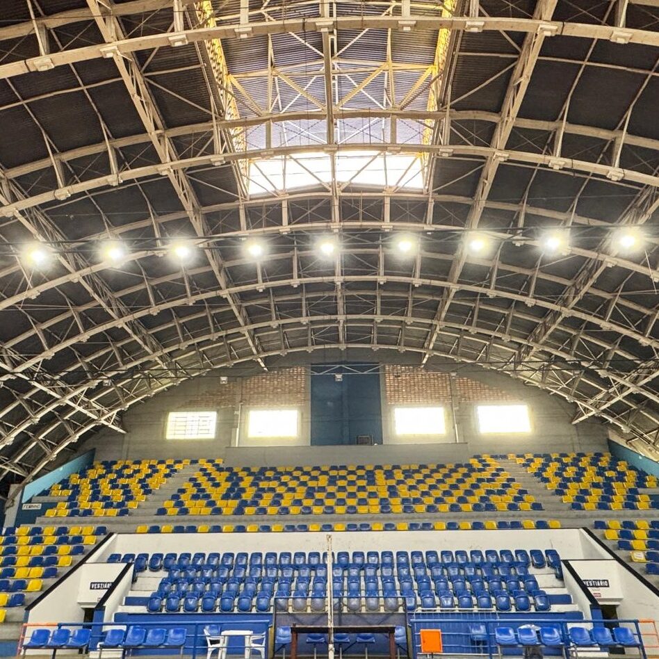 Troca do fechamento do lanternim no teto do Ginásio Municipal (superior ao centro)