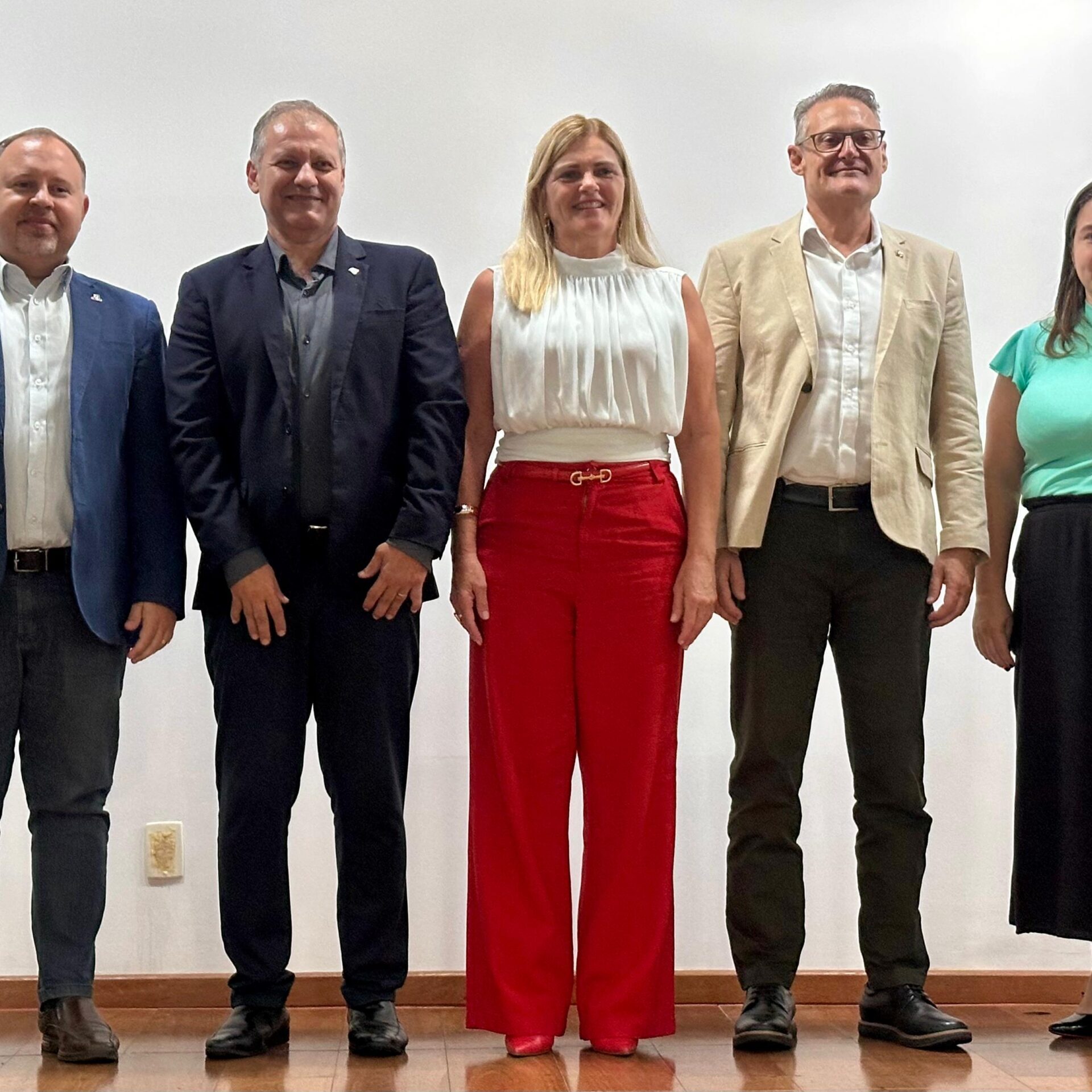 Sentados: Valkiria Callovi (Presidente do Fundo Social de Piracicaba), Fabiano Ravelli (Presidente do Sincop), Marcos Vinicius Beltrame (Delegado adjunto da Receita Federal em Piracicaba) e Antonio José Furlan (Delegado da Receita Federal em Piracicaba). Em pé - Fabiano Ravelli, Marcos Vinicius Beltrame, Valkiria Callovi, Antonio José Furlan e Paula Marcela Magrini Cordeiro (Presidente do CMDCA)