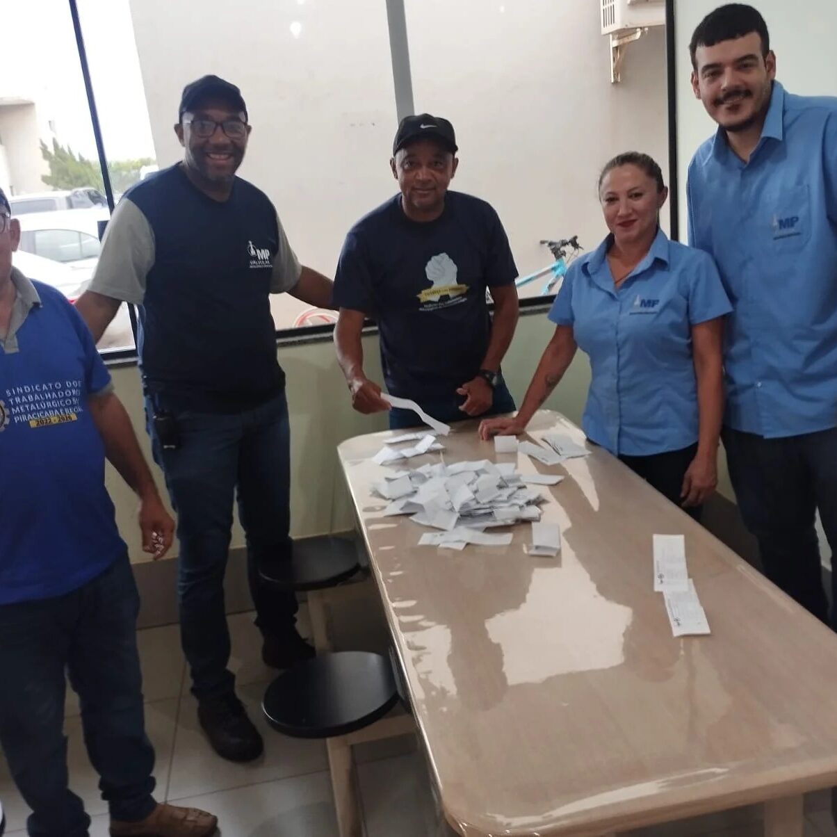 Representantes do Sindicato junto com os trabalhadores. CRÉDITO: Divulgação