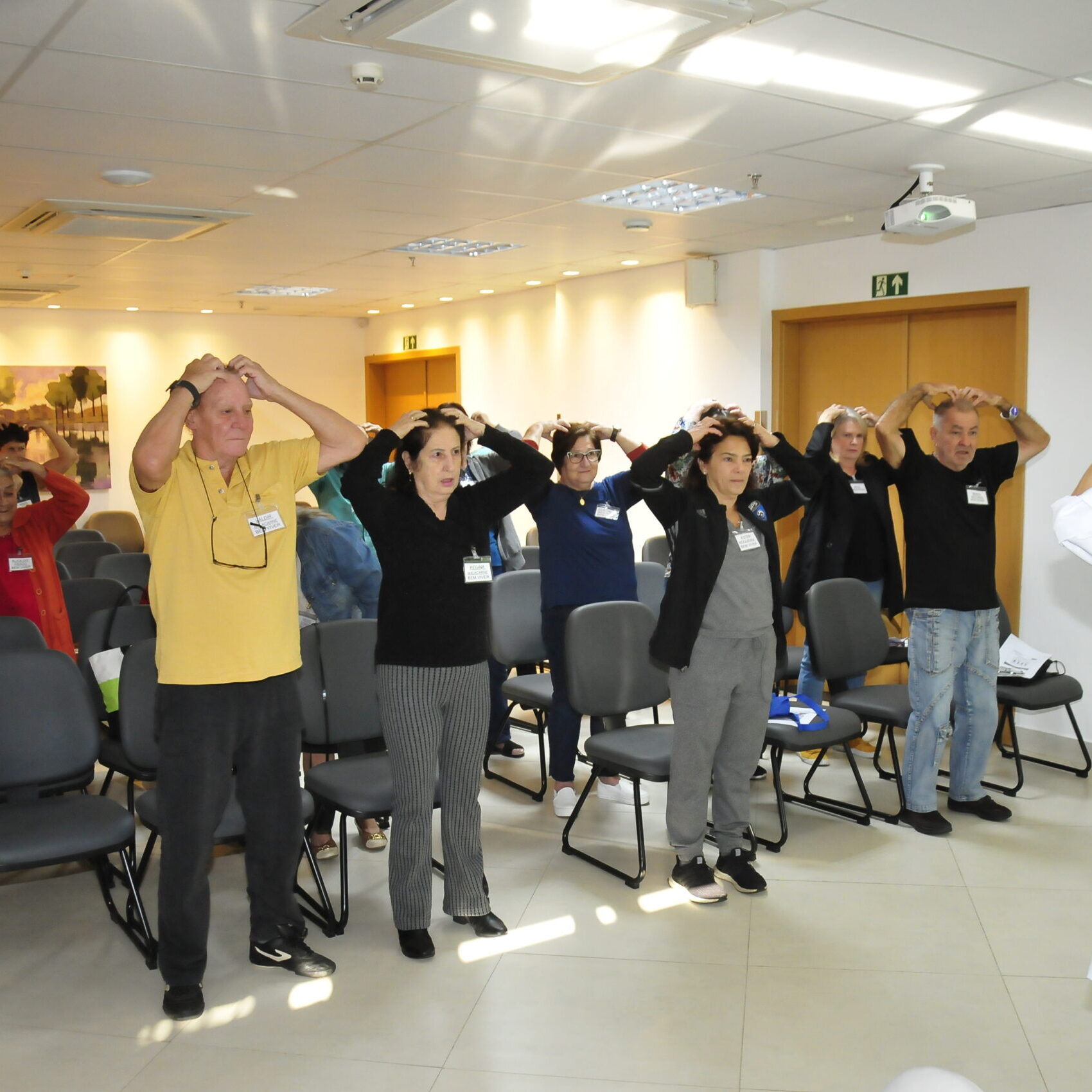 Grupo Bem Viver durante atividade orientada pela equipe multiprofissional. CRÉDITO: Divulgação