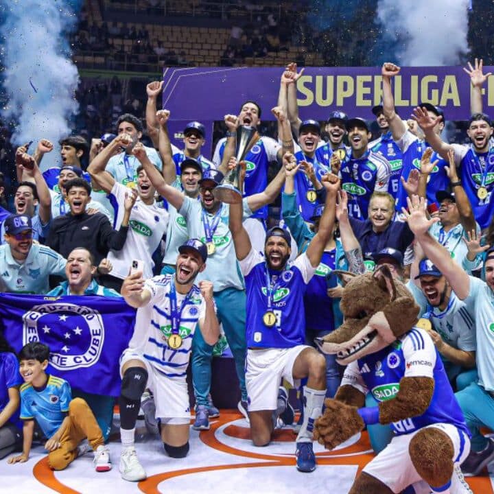 Jogadores do Sada Cruzeiro comemoram o título da Superliga Masculina de vôlei 2025-26