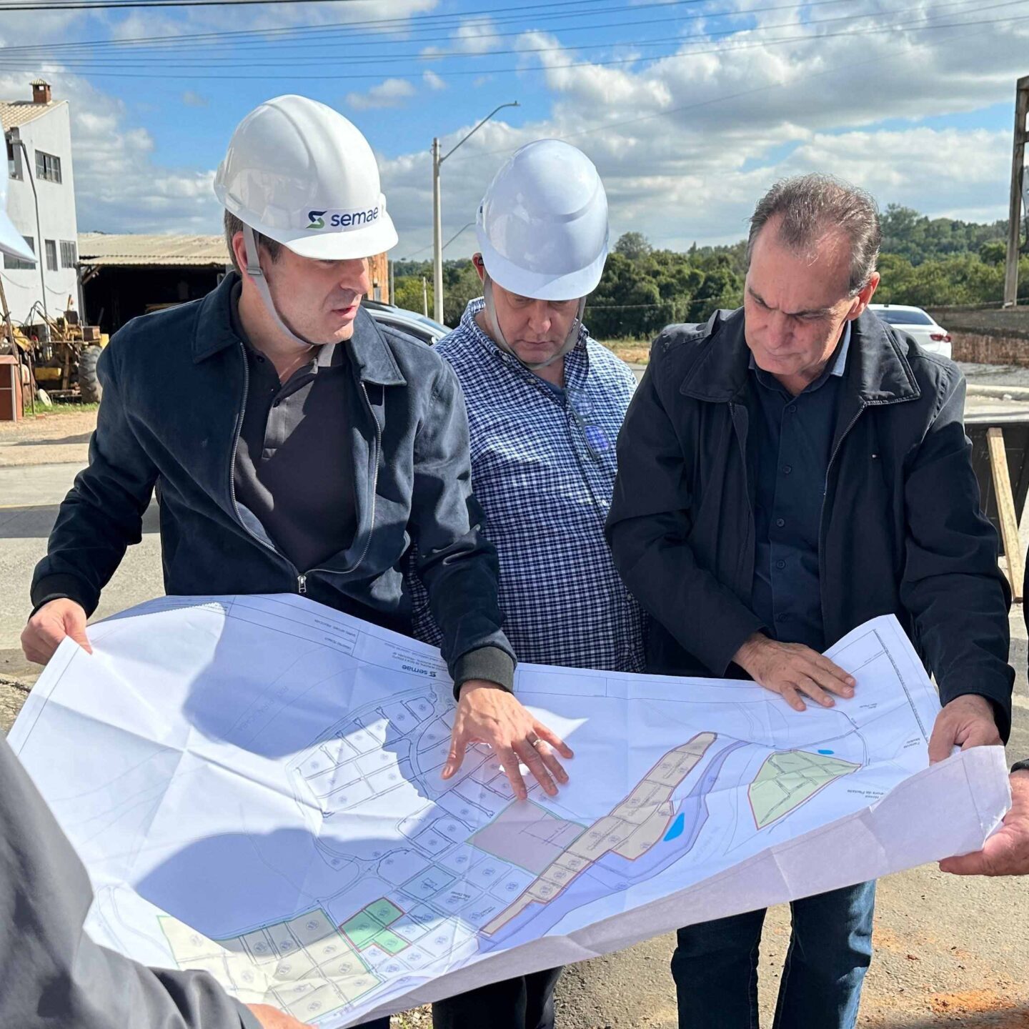 12-06-25-Registros (Semae)-1 Prefeito Helinho visitou as obras de instalação de novos registros de rede na região de Artemis na manhã de ontem (12) - foto: Divulgação