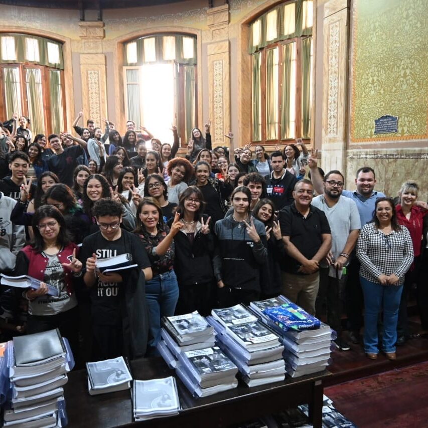 A deputada Professora Bebel com estudantes e professores no início do cursinho do ano passado, na EE Sud Mennucci. CRÉDITO: Divulgação