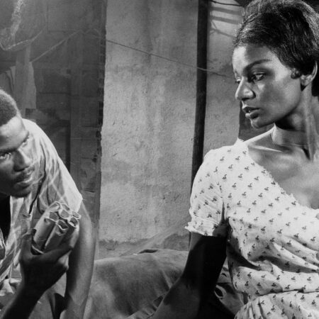 Barravento, do renomado cineasta Glauber Rocha, aborda conflitos místicos e disputas amorosas.