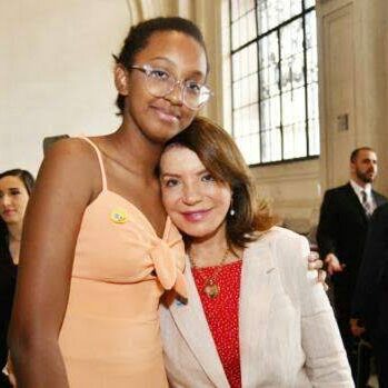 13-06-Titulo (bebel) - PRIMEIRA A Professora Bebel e sua filha Manuela - foto: Divulgação