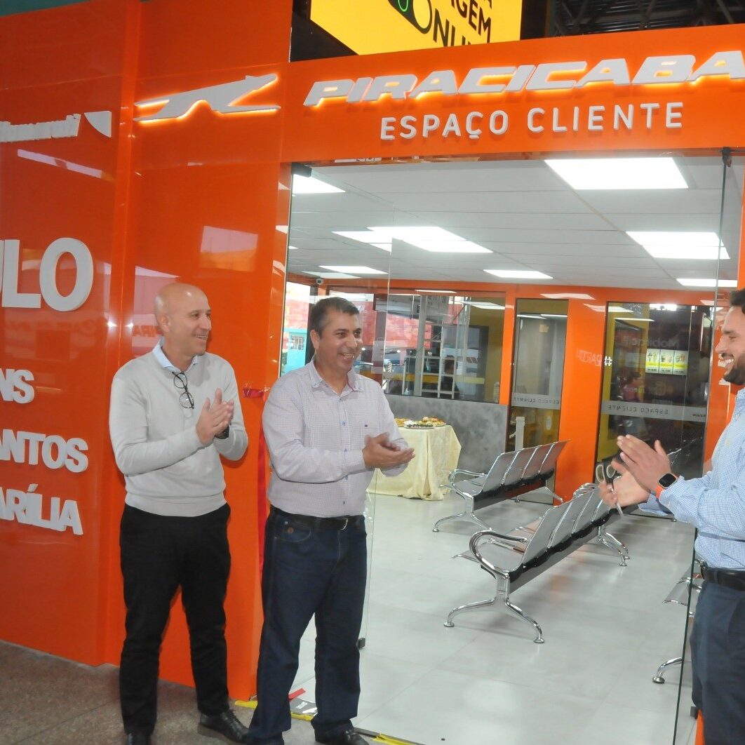 Tomaz Nunes (Grupo Comporte), Odair Melo (secretário de Trânsito e Transportes) e Renan Bendilatti (Viação Piracicabana) inauguram oficialmente o espaço na quarta-feira, 8.CRÉDITO: Divulgação