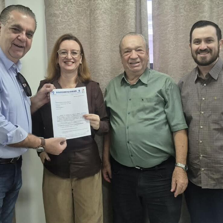 A entrega da pauta de reivindicações aconteceu ontem, 13, no Sindicato do Comércio Varejista - foto: Divulgação