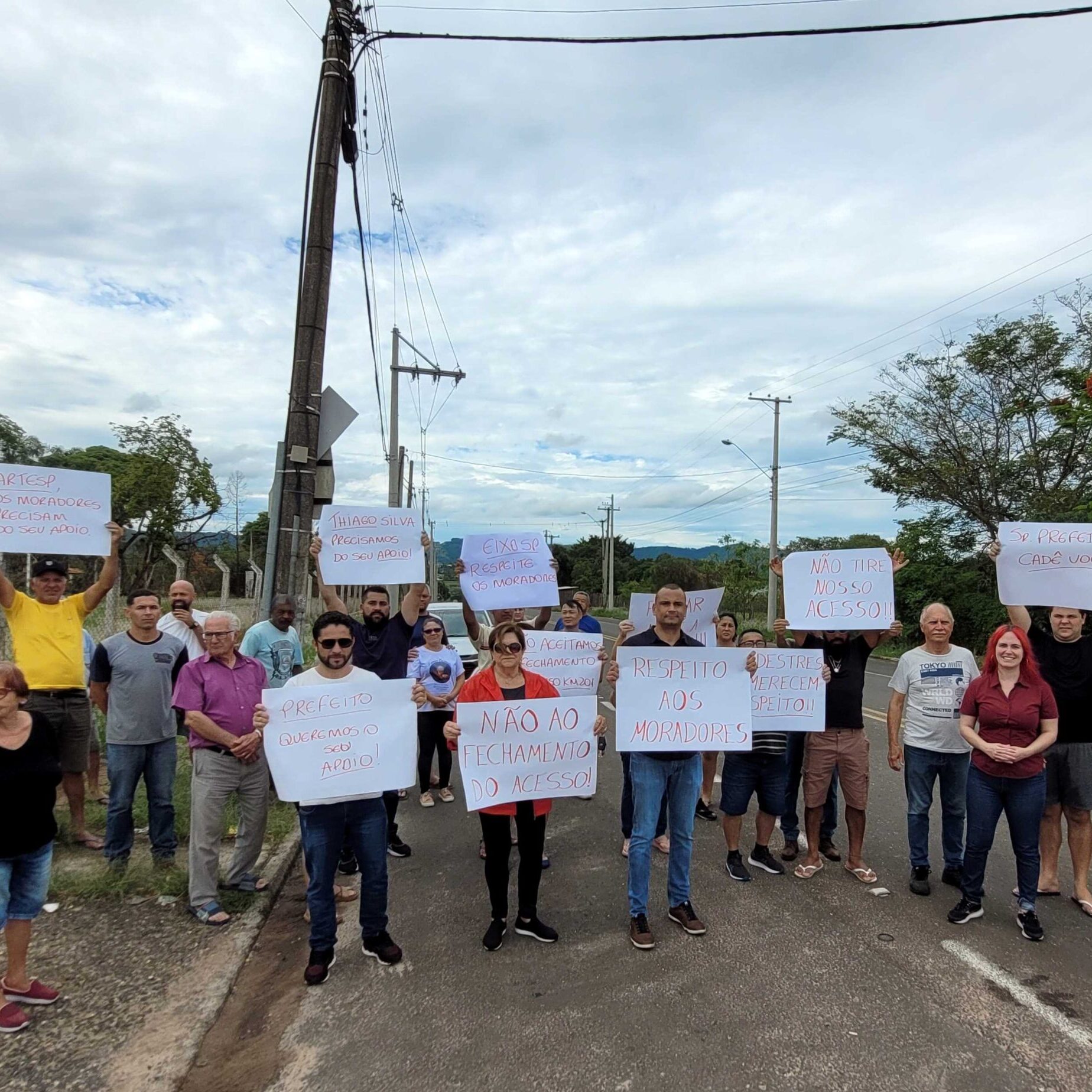 Moradores dos bairros Theodoro de Souza Barros, Alpes das Águas e Bela São Pedro não concordam com o fechamento do acesso do km 201 - foto: Daniella Oliveira