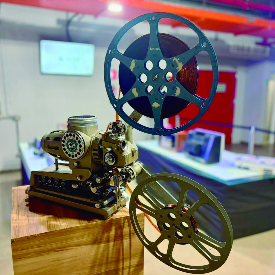 Equipamentos históricos do Museu da Imagem e do Som de Piracicaba estão em exibição no hall da Prefeitura. CRÉDITO: Divulgação
