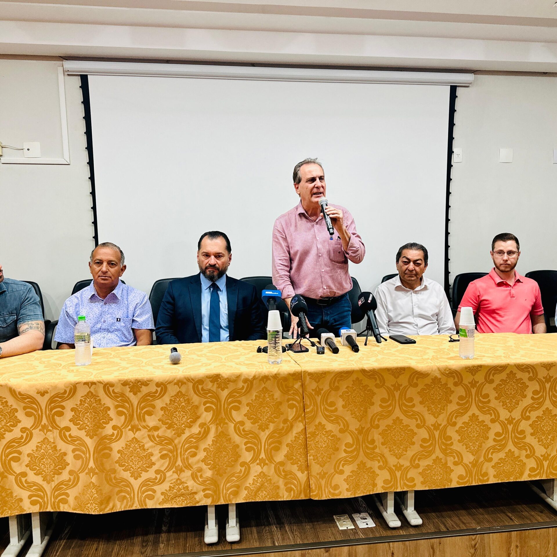 O prefeito Helinho Zanatta, acompanhado de secretários e vereadores, durante apresentação do projeto Superação. Crédito: Divulgação