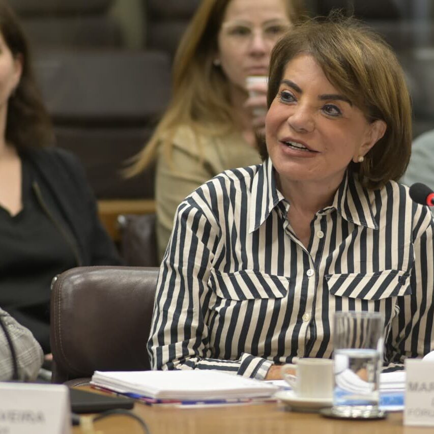 A deputada Professora Bebel ficou muito feliz ao tomar conhecimento que o veículo já está sendo utilizado para o transporte de pacientes. CRÉDITO: Divulgação