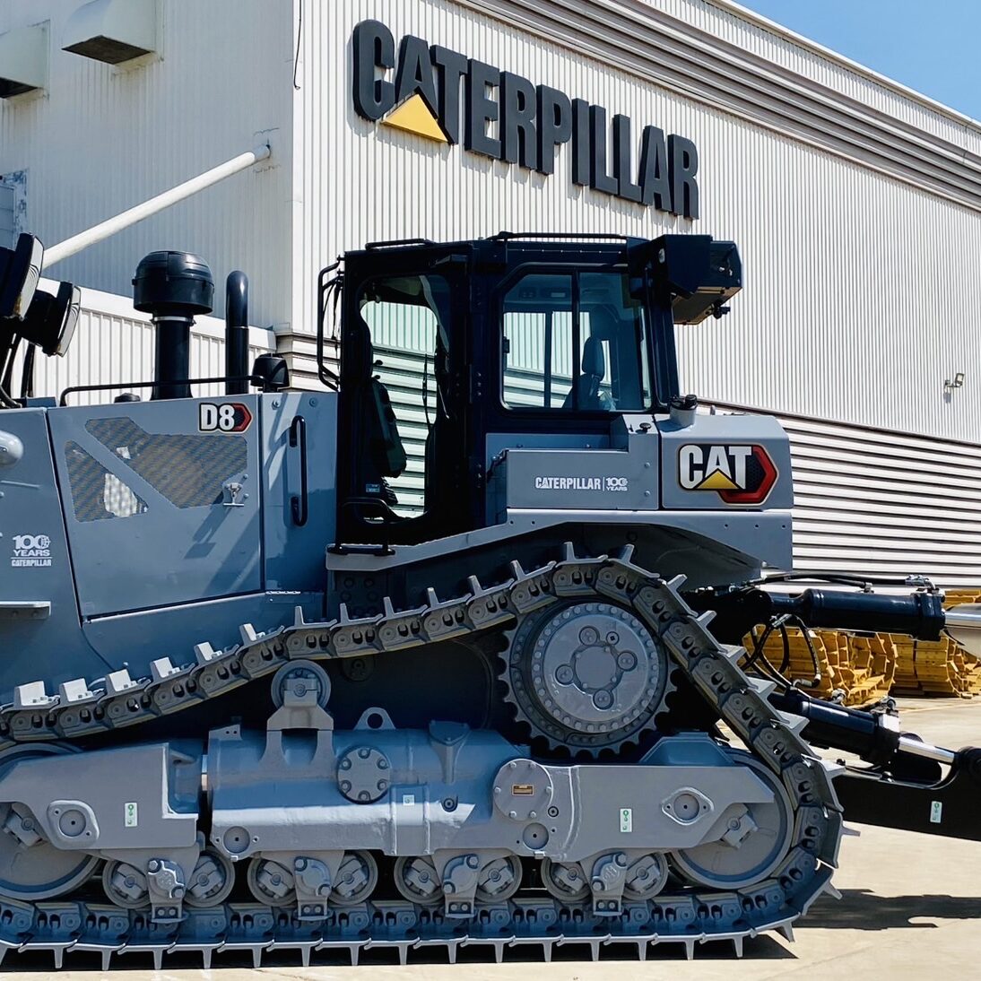 15-04-Caterpillar (100 anos)-1 A Caterpillar Inc. anunciou as máquinas Cat® Limited Edition, com pintura intitulada “Centennial Grey” - foto: Divulgação