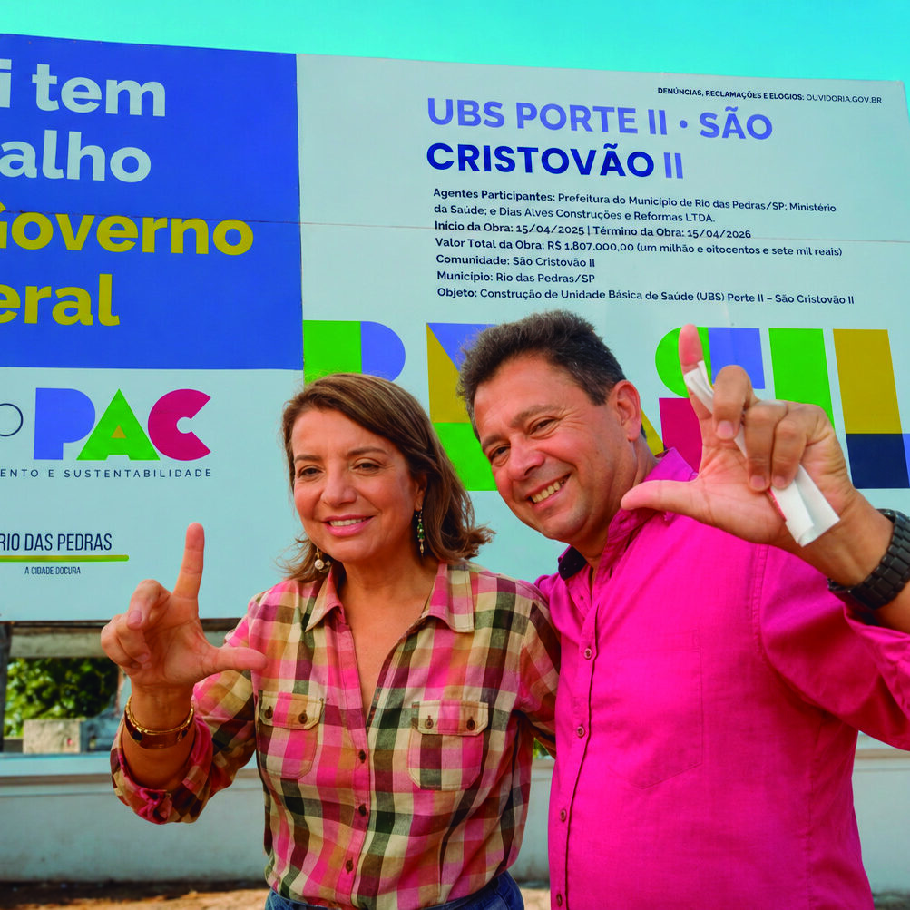 Placa colocada nas imediações da obra informa sobre a construção da UBS no bairro São Cristóvão II; no destaque, Professora Bebel e o ex-vereador Canela