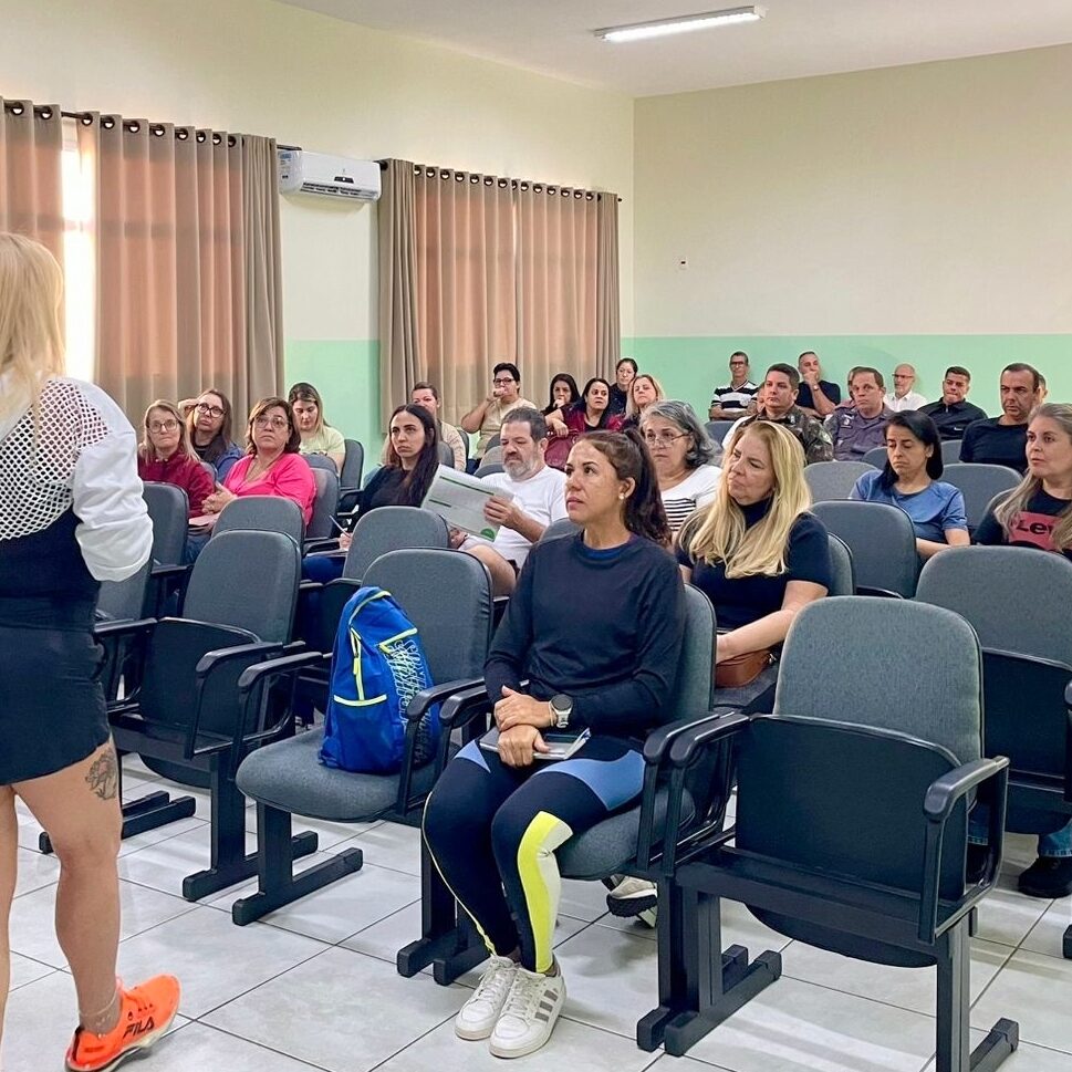 16-05-Dia (Desafio) 1 Professora Silvana Calciolari recebeu diretores de escolas, vereadores, representantes de entidades, da Polícia Militar e Guarda Civil para falar sobre a programação - foto: Divulgação