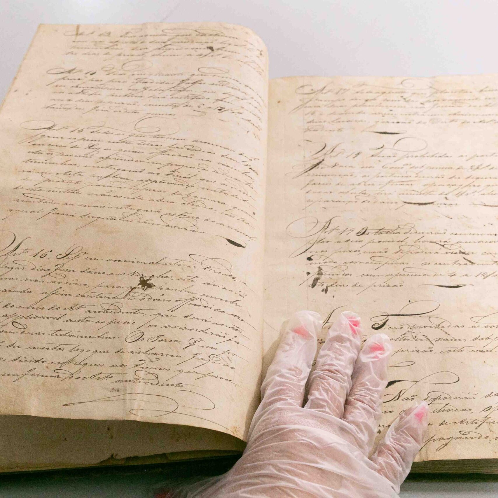 Livro com registros de 1830 a 1861 traz regras locais que previam açoites em escravizados, matança de animais soltos nas ruas, vacinação compulsória, entre outras