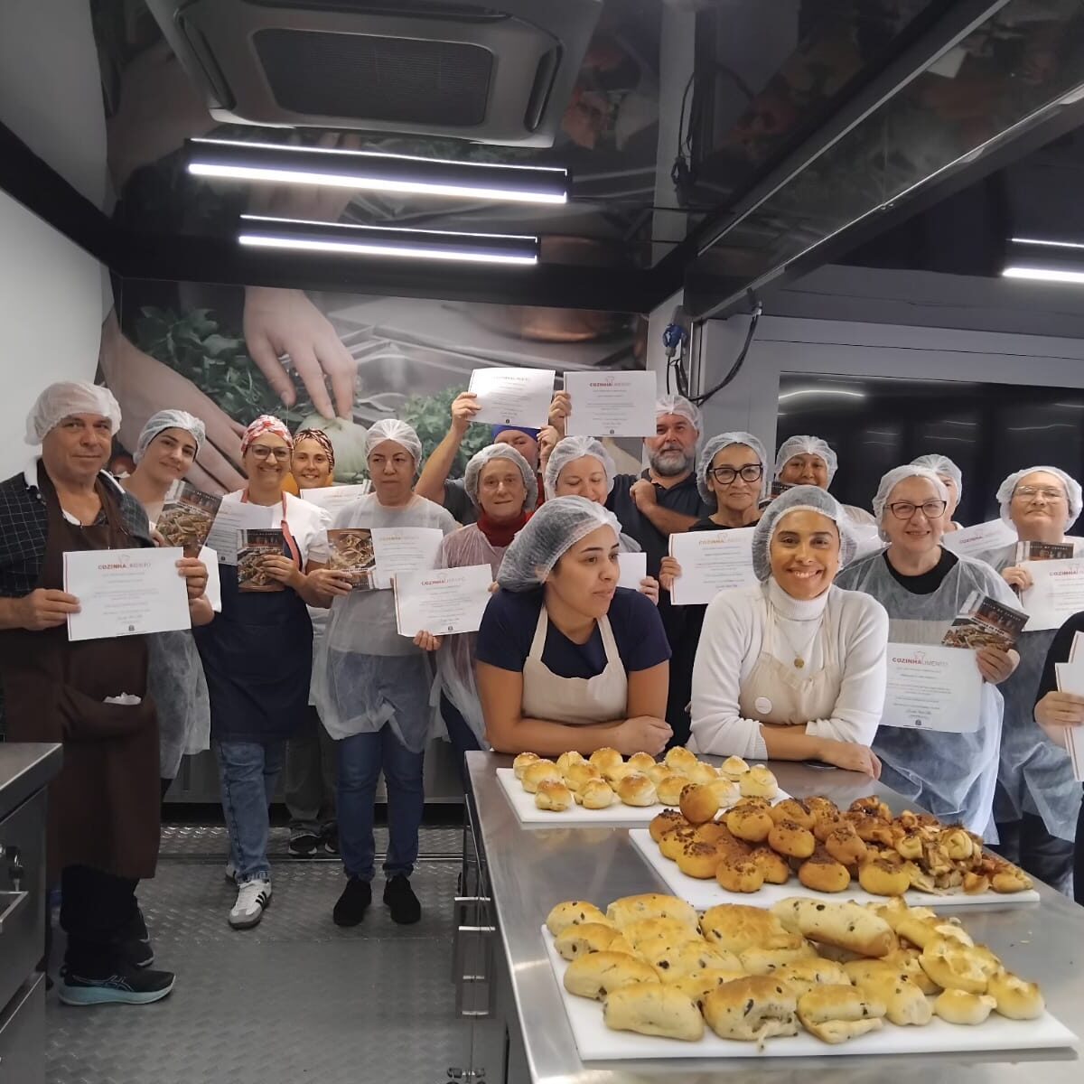 Capacitação foi realizada com aulas práticas em unidade móvel equipada com cozinha profissional. CRÉDITO: Divulgação