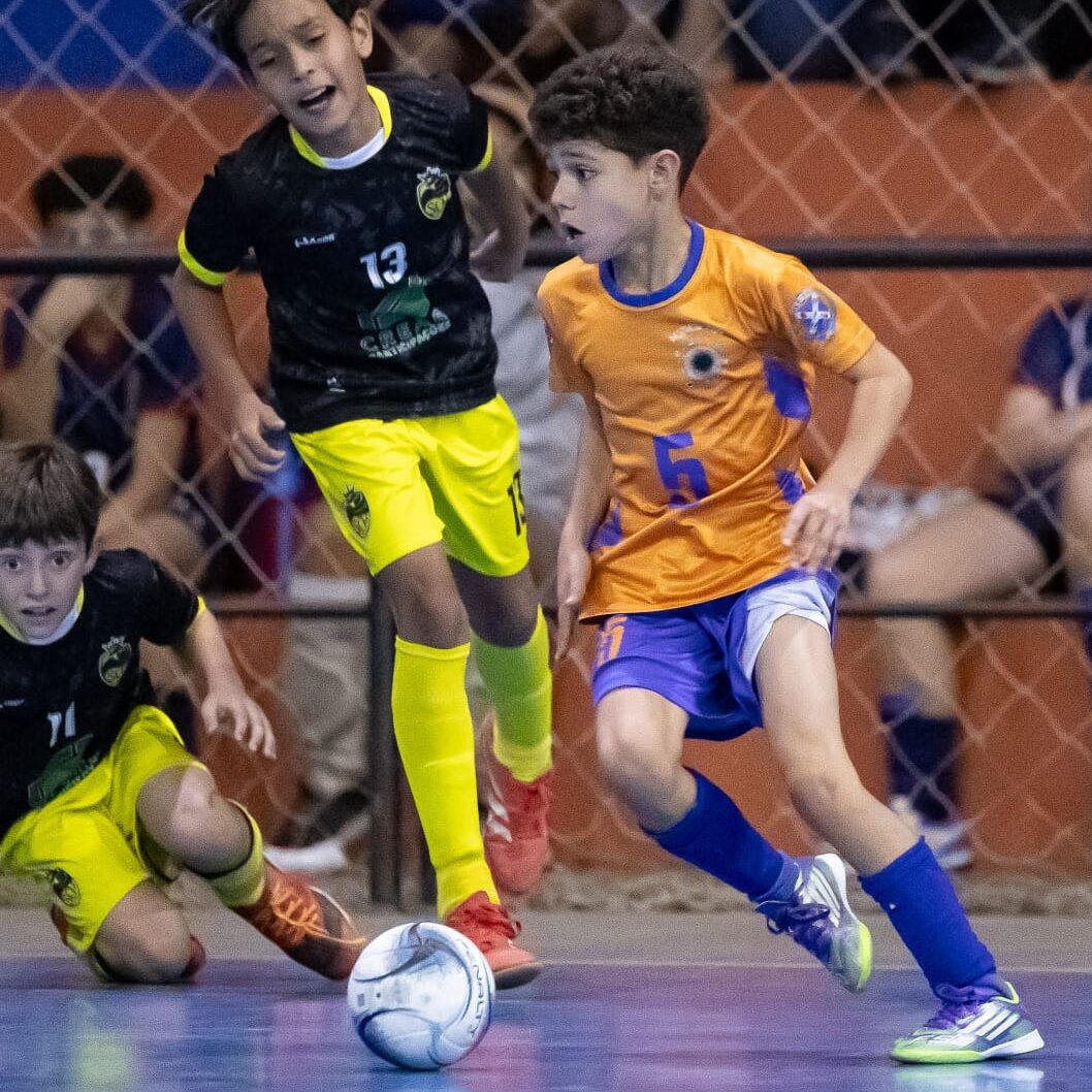 Sub-10 (de laranja) encara o Guarani no Ginásio do Prezotto. CRÉDITO: Divulgação\