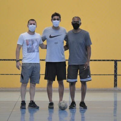 Futsal aulas Flávio Tiveron, Guga Cerqueira e o estagiário Roberto Ronaldo - Crédito: Leonardo Moniz/Selam