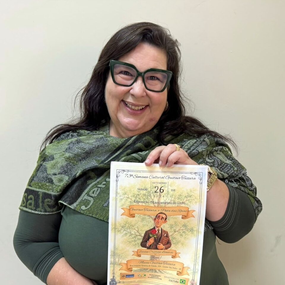 Com imagem da capa do livro nas mãos, Edilene Leonardi conta que a obra une história, poesia, ilustração e tecnologia para apresentar o poeta às novas gerações - Foto: Victória Rosano