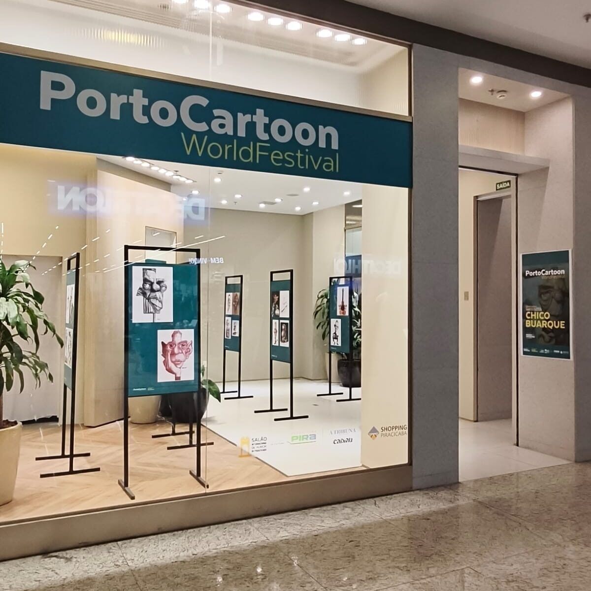 Shopping Piracicaba recebe trabalhos da PortoCartoon com caricaturas de Chico Buarque. CRÉDITO: Divulgação