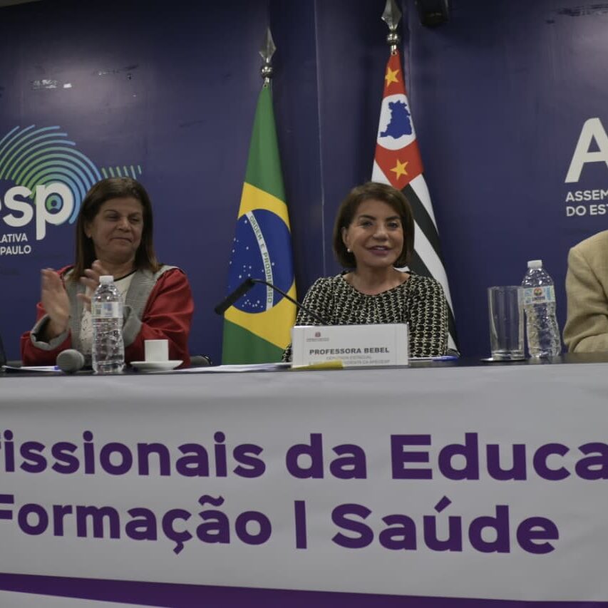 16-10-Bebel (Sessão)-1 A deputada Professora Bebel com educadores durante atividade na Alesp, nesta semana, em comemoração ao Dia do Professor. CRÉDITO: Divulgação