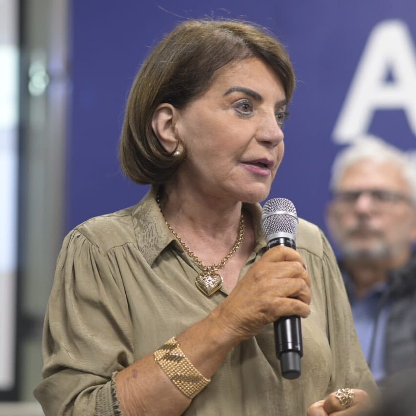 A deputada Professora Bebel diz que é importante ficar atento para evitar que o prefeito enfie goela abaixo esse reajuste, que pode ultrapassar a 500% no IPTU. Crédito: Divulgação