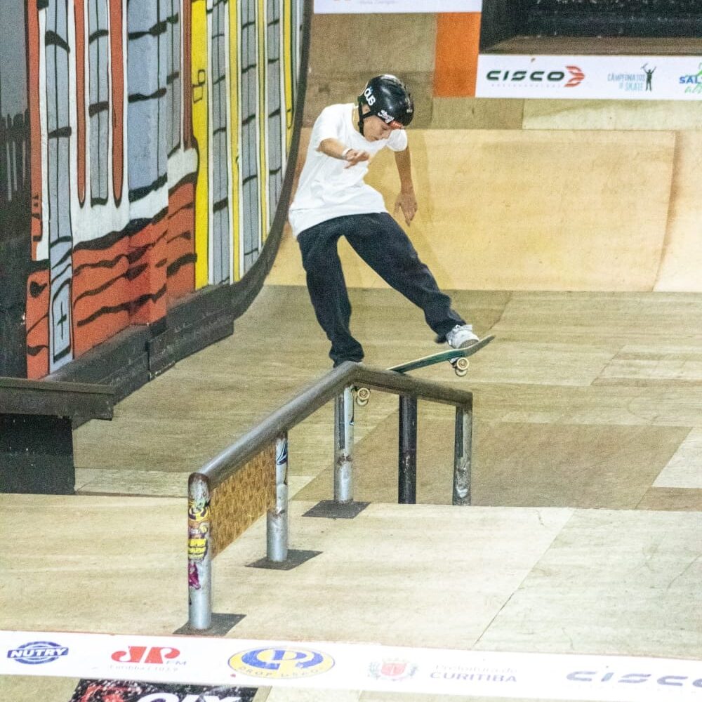 Igor no corrimão. CRÉDITO: Divulgação